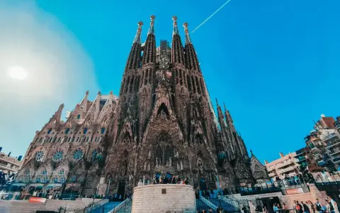 Bazylika Sagrada Familia w Barcelonie pod błękitnym niebem.