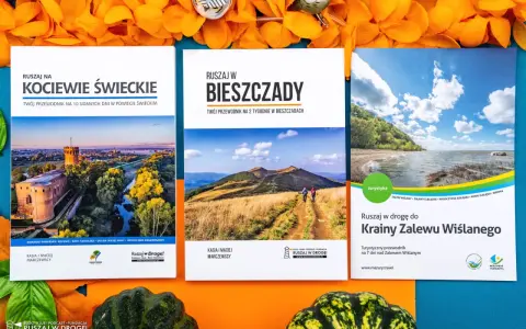 Trzy okładki przewodników turystycznych: zamek, góry i Zalew Wiślany.