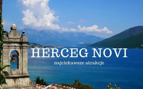 Widok na zatokę w Herceg Novi z dzwonnicą i górami w tle.