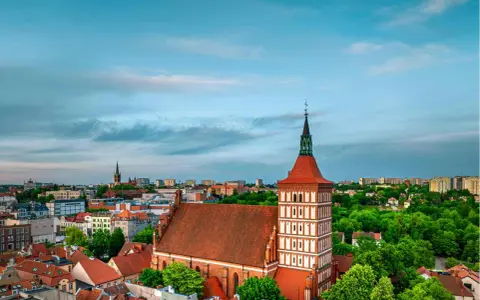 Widok na olsztyńską starówkę z dominującą bazyliką konkatedralną św. Jakuba Apostoła.