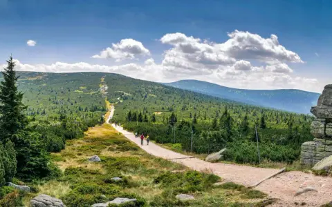 Kamieniste formacje skalne i szlak turystyczny w Karkonoszach.
