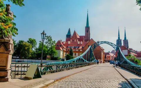 Mostek Tumski we Wrocławiu z katedrą w tle.