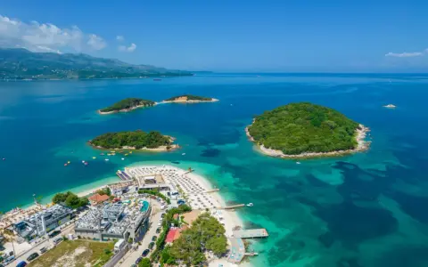 Widok z lotu ptaka na wyspy i plażę w Ksamilu, Albania, z turkusową wodą.