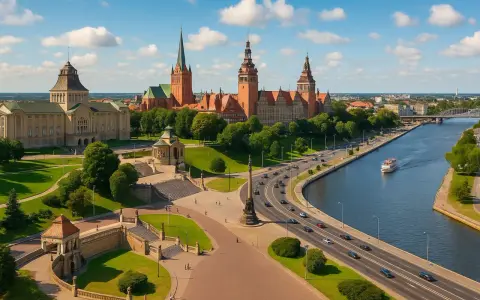 Widok na Szczecin z rzeką, budynkami i drogą z ruchem samochodowym.