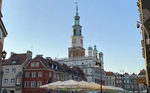 Rynek w Poznaniu z Ratuszem i kolorowymi kamienicami, ogródki kawiarniane.