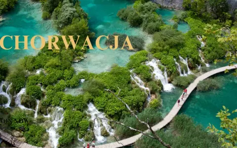 Chorwacja: Jeziora Plitwickie z kaskadami i drewnianymi kładkami. Idealne miejsce, co warto zobaczyć w Chorwacji.