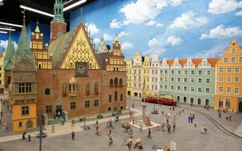 Miniaturowy rynek we Wrocławiu z Ratuszem, kolorowymi kamienicami i ludzikami.