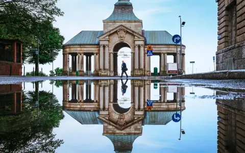 Odbicie zabytkowej budowli w kałuży po deszczu, Szczecin.