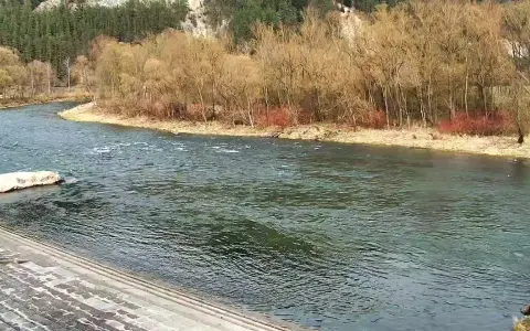 Rzeka Dunajec w Krościenku, zalesione zbocza i kamienne schody.