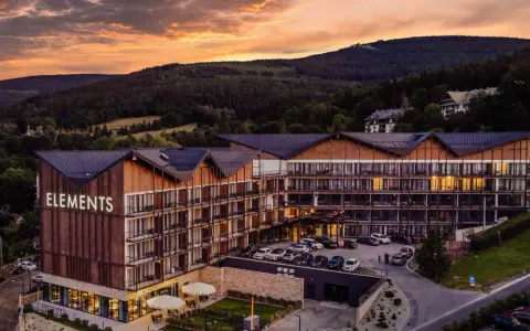 Nowoczesny hotel "Elements" w górach o zachodzie słońca.