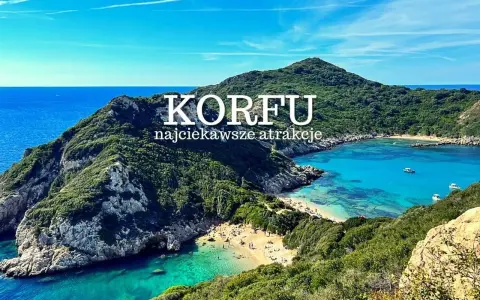 Widok na zatokę z turkusową wodą, plażą i zielonymi wzgórzami na Korfu.