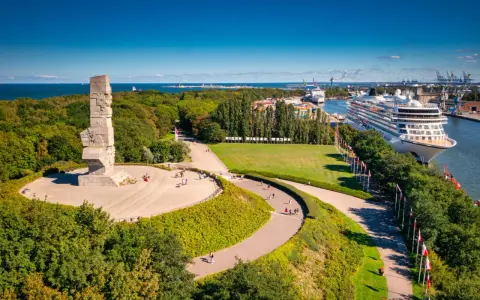 Pomnik Westerplatte i statek wycieczkowy w Gdańsku.