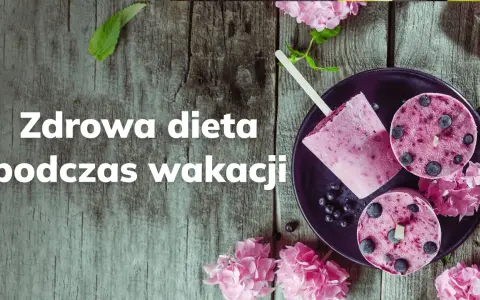 Lody jagodowe na patyku i w kształcie krążków na talerzu, ozdobione kwiatami.