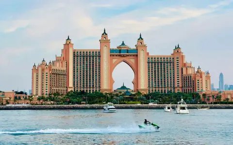 Hotel Atlantis w Dubaju widziany od strony morza, z jet-ski w akcji.