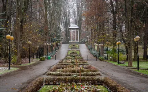 Park w Polanicy-Zdroju z altaną i klombami jesienią.
