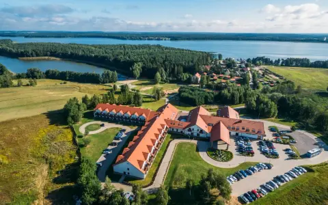 Hotel na Mazurach z widokiem na jezioro – jak wybrać miejsce na wypoczynek dla par i rodzin