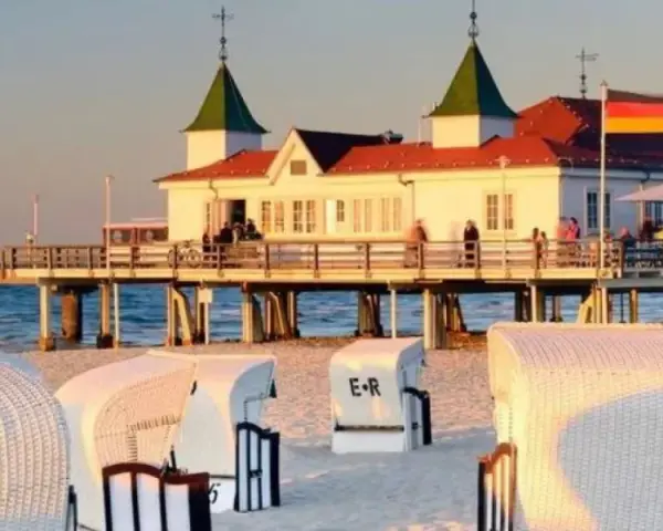 Molo z budynkiem i plażowe kosze na niemieckiej części Uznam.