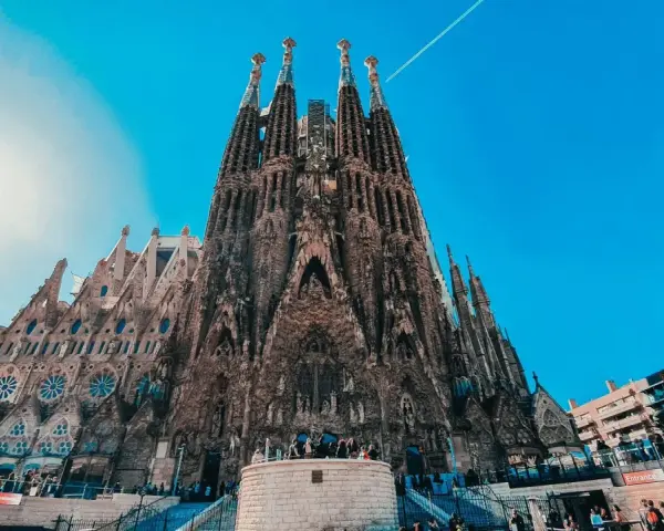 Bazylika Sagrada Familia w Barcelonie pod błękitnym niebem.
