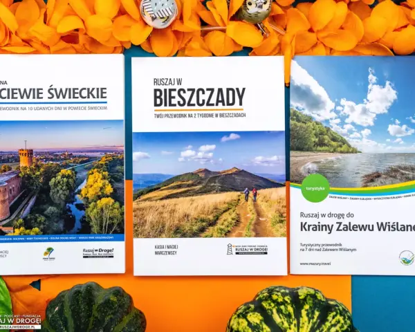 Trzy okładki przewodników turystycznych: zamek, góry i Zalew Wiślany.