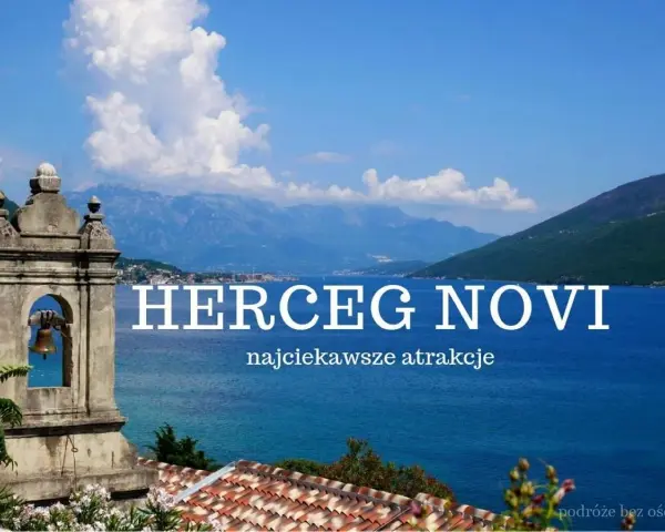 Widok na zatokę w Herceg Novi z dzwonnicą i górami w tle.