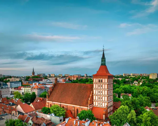 Widok na olsztyńską starówkę z dominującą bazyliką konkatedralną św. Jakuba Apostoła.