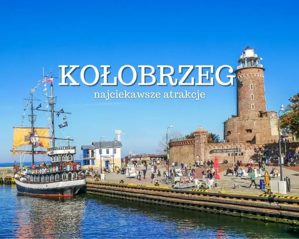 Port w Kołobrzegu z latarnią morską, statkiem pirackim i ludźmi na promenadzie.