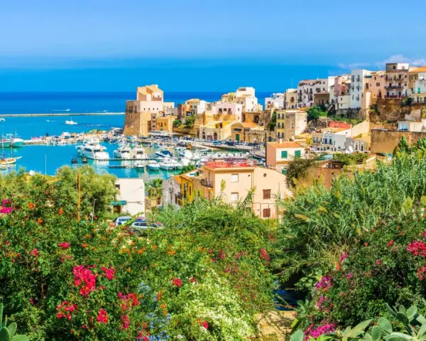 Gdzie zjeść w Castellammare del Golfo? Odkryj najlepsze lokale!