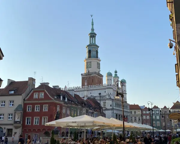 Rynek w Poznaniu z Ratuszem i kolorowymi kamienicami, ogródki kawiarniane.