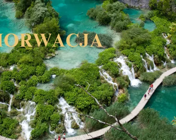 Chorwacja: Jeziora Plitwickie z kaskadami i drewnianymi kładkami. Idealne miejsce, co warto zobaczyć w Chorwacji.