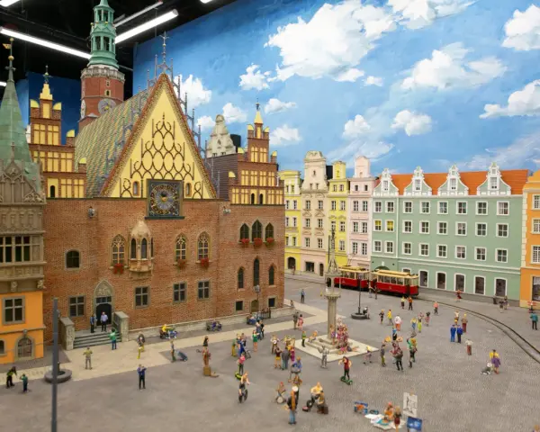 Miniaturowy rynek we Wrocławiu z Ratuszem, kolorowymi kamienicami i ludzikami.