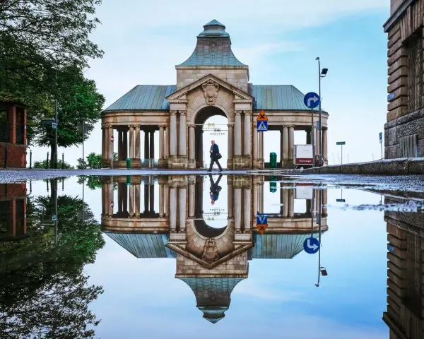 Odbicie zabytkowej budowli w kałuży po deszczu, Szczecin.
