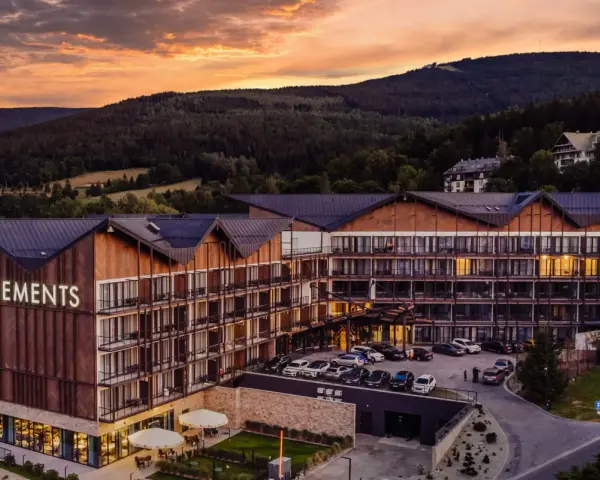 Nowoczesny hotel "Elements" w górach o zachodzie słońca.