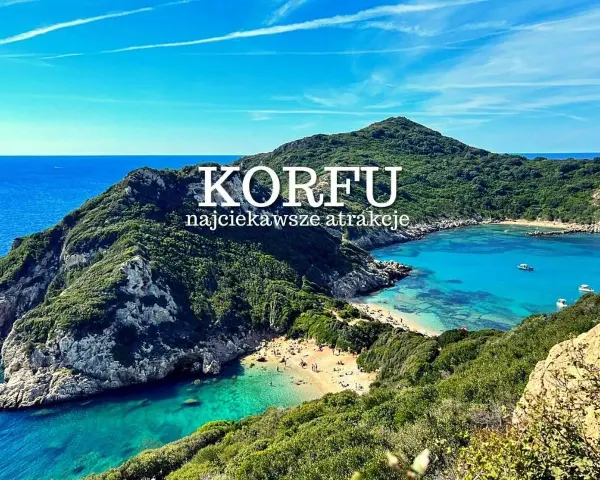 Widok na zatokę z turkusową wodą, plażą i zielonymi wzgórzami na Korfu.