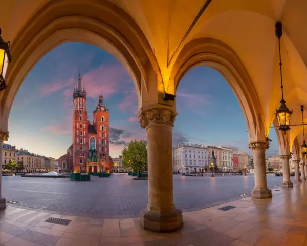 Sukiennice i Kościół Mariacki na Rynku Głównym w Krakowie o zachodzie słońca.