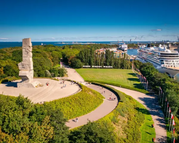 Pomnik Westerplatte i statek wycieczkowy w Gdańsku.