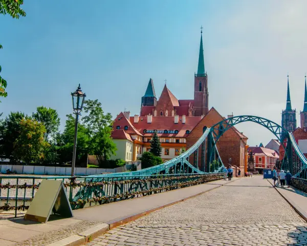 Mostek Tumski we Wrocławiu z katedrą w tle.