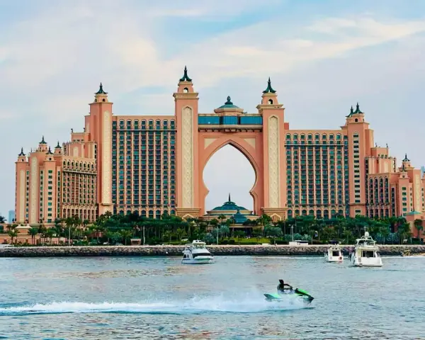 Hotel Atlantis w Dubaju widziany od strony morza, z jet-ski w akcji.
