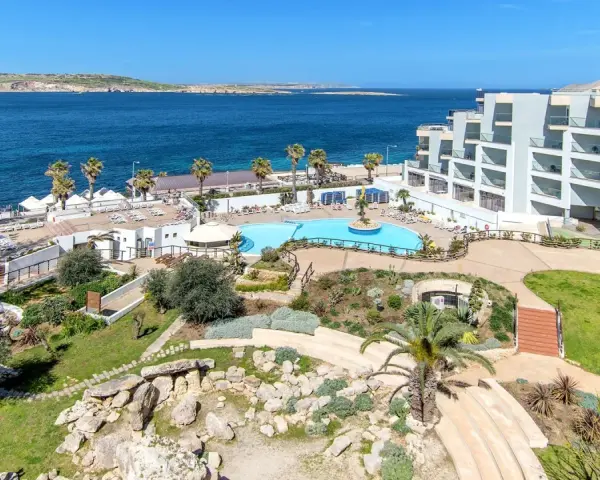 Widok na hotel z basenem i morzem na Malcie.