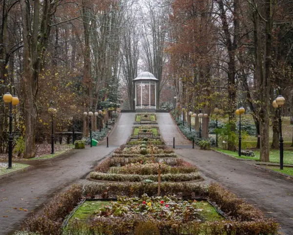 Park w Polanicy-Zdroju z altaną i klombami jesienią.