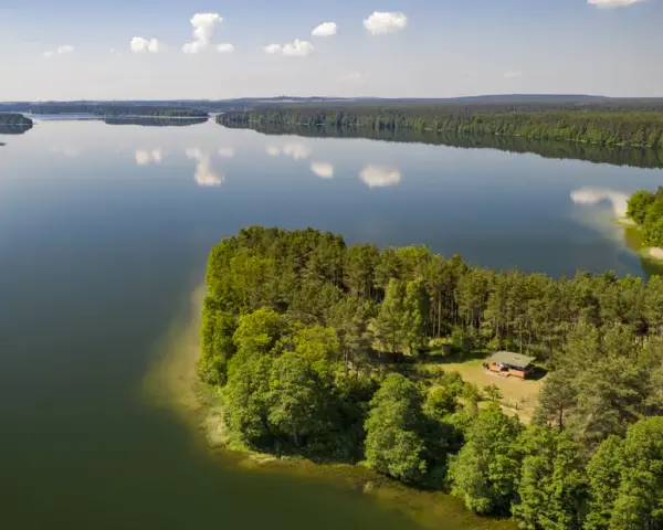 Jezioro Wdzydzkie: Tajemnice, atrakcje i unikalna przyroda w sercu Kaszub