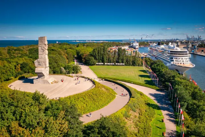 Pomnik Westerplatte i statek wycieczkowy w Gdańsku.