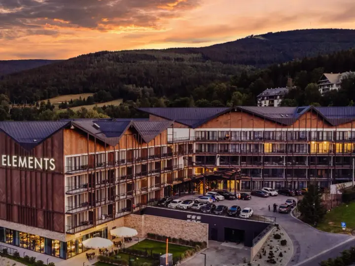 Nowoczesny hotel "Elements" w górach o zachodzie słońca.