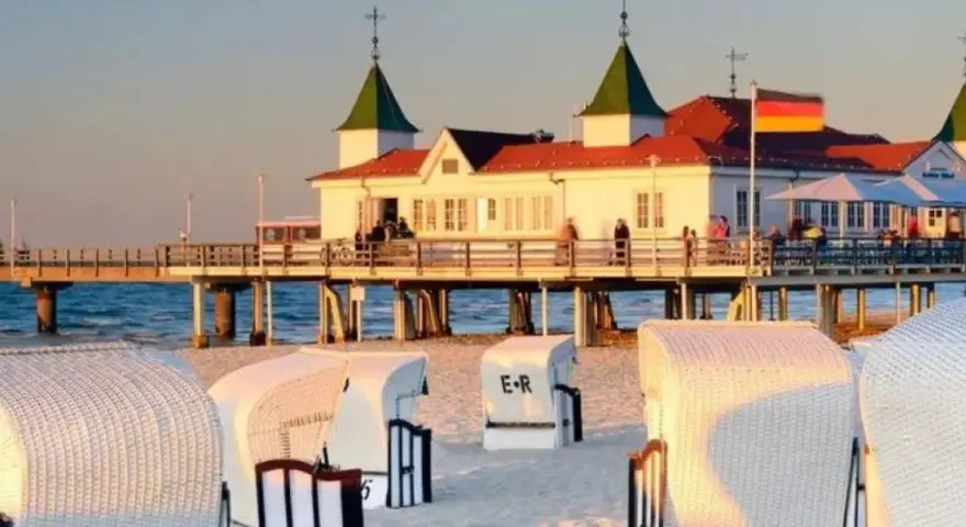 Molo z budynkiem i plażowe kosze na niemieckiej części Uznam.