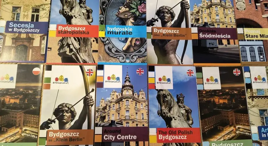 Kolaż okładek przewodników po Bydgoszczy: rzeźby, budynki, murale.