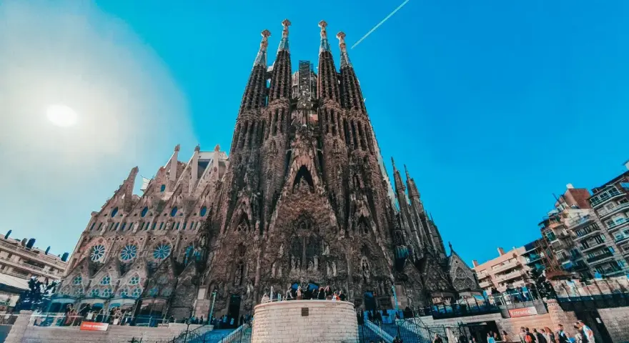 Bazylika Sagrada Familia w Barcelonie pod błękitnym niebem.