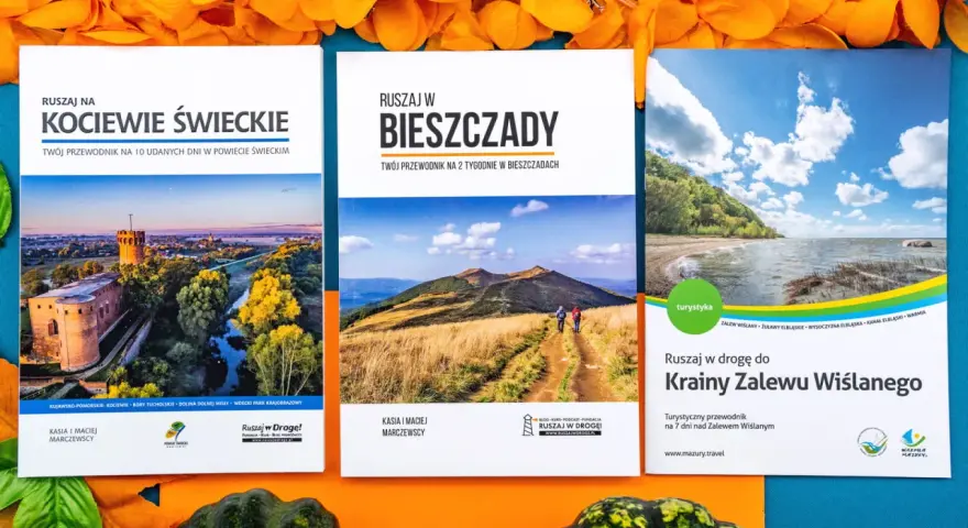Trzy okładki przewodników turystycznych: zamek, góry i Zalew Wiślany.
