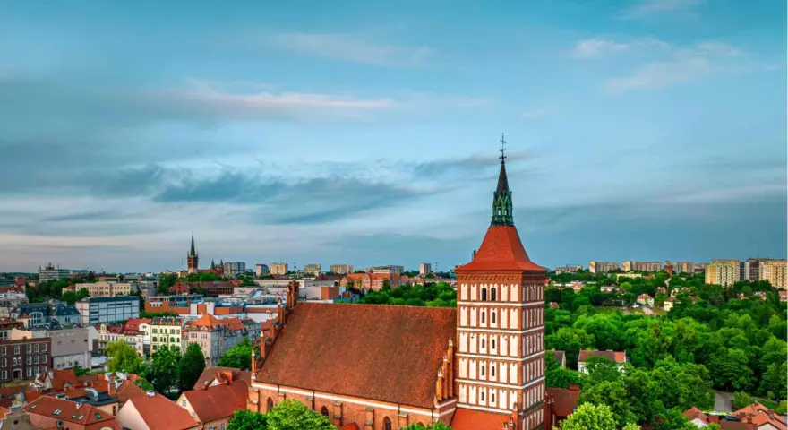 Widok na olsztyńską starówkę z dominującą bazyliką konkatedralną św. Jakuba Apostoła.