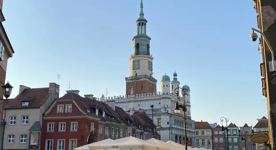 Rynek w Poznaniu z Ratuszem i kolorowymi kamienicami, ogródki kawiarniane.
