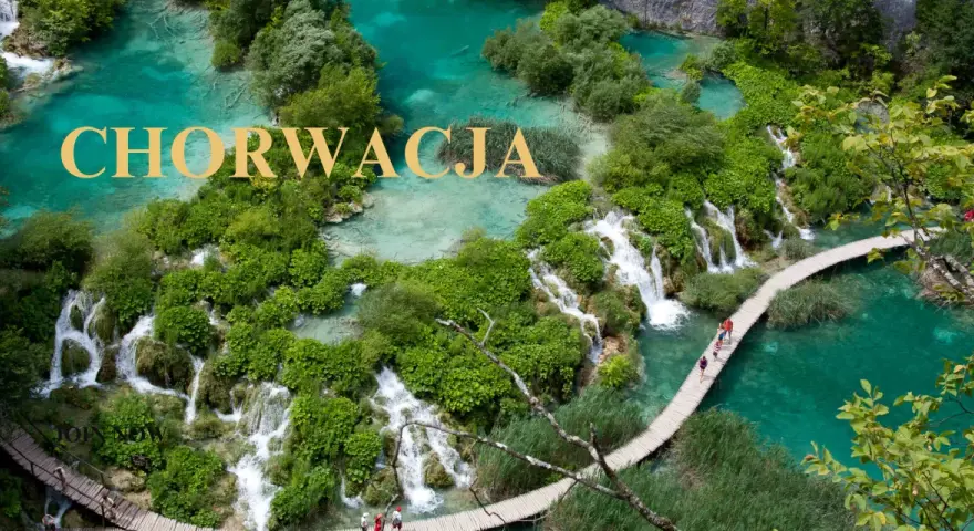 Chorwacja: Jeziora Plitwickie z kaskadami i drewnianymi kładkami. Idealne miejsce, co warto zobaczyć w Chorwacji.