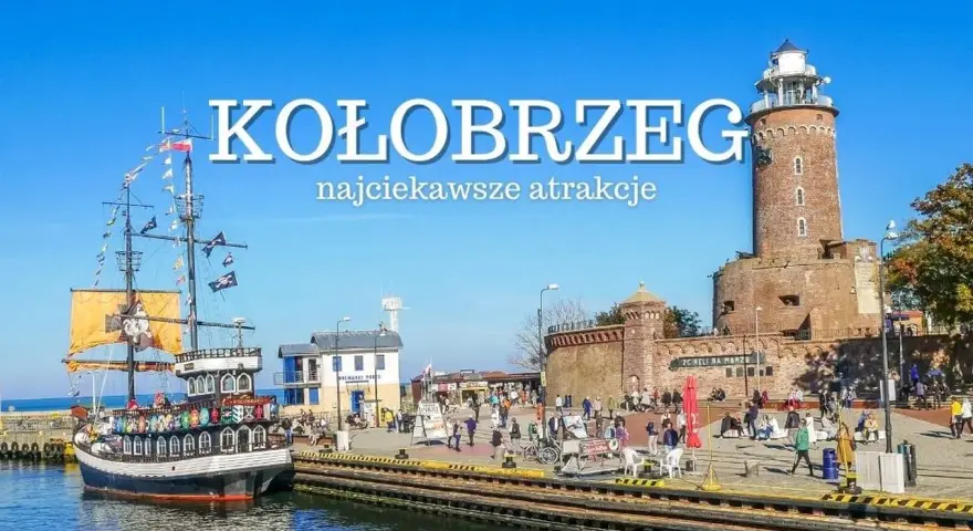 Port w Kołobrzegu z latarnią morską, twierdzą i statkiem pirackim.